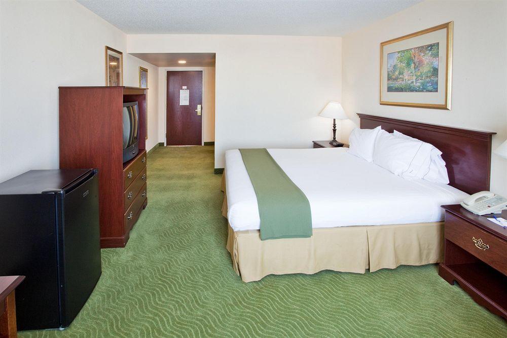 Holiday Inn Express & Suites I-26 & Us 29 At Westgate Mall, An Ihg Hotel Spartanburg Room photo