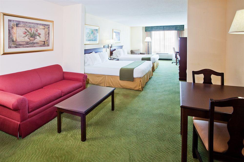 Holiday Inn Express & Suites I-26 & Us 29 At Westgate Mall, An Ihg Hotel Spartanburg Room photo